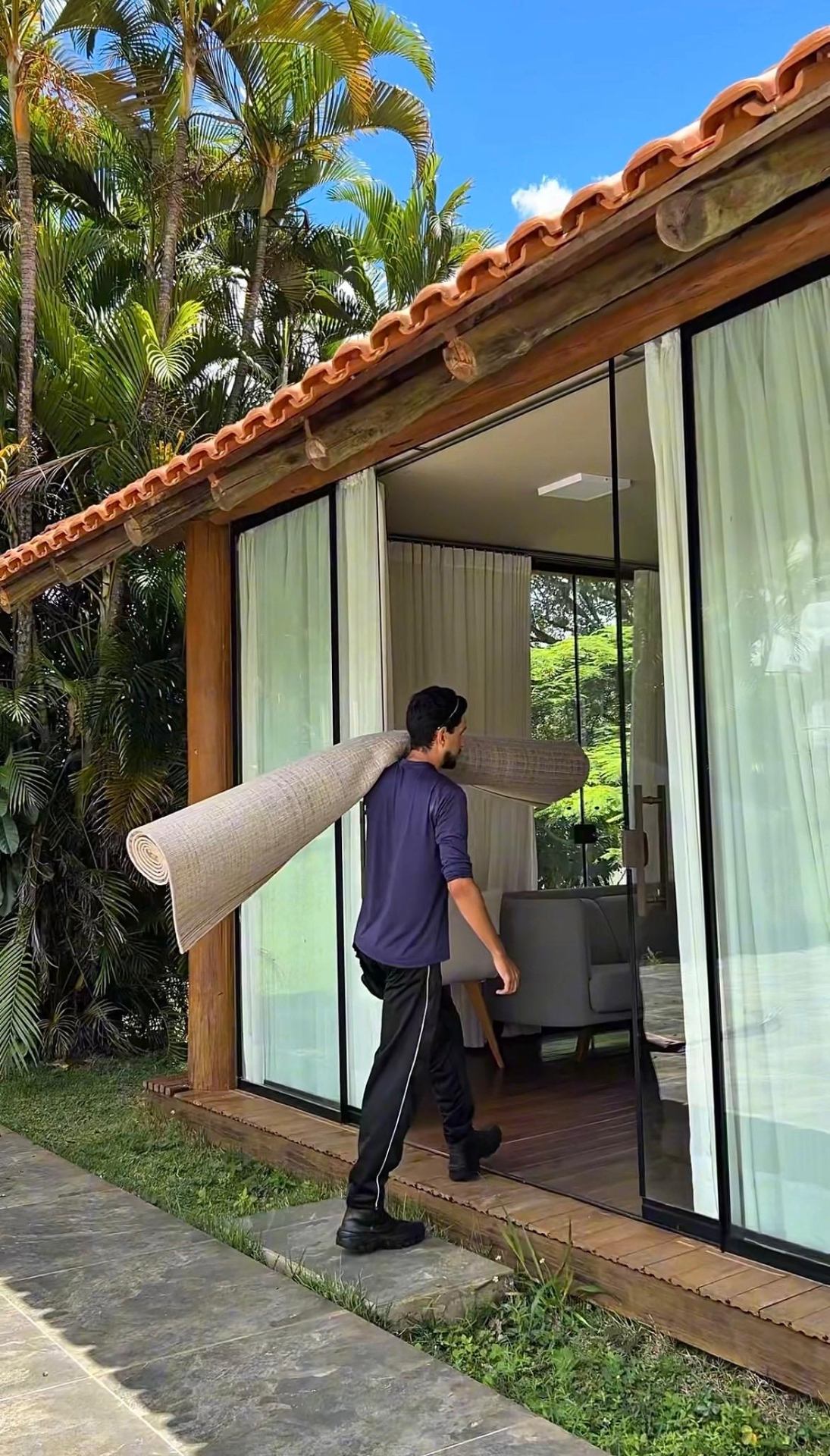 Entrega de tapete após higienização em residência de alto padrão