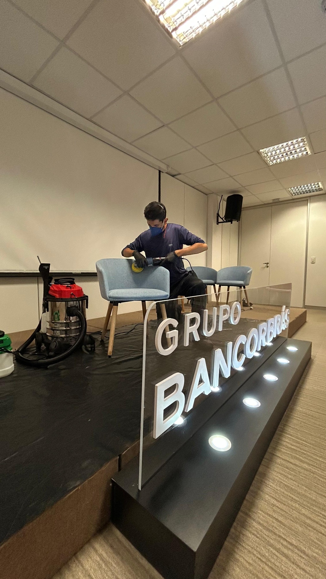 Limpeza de cadeiras estofadas em auditório do Bancorbrás