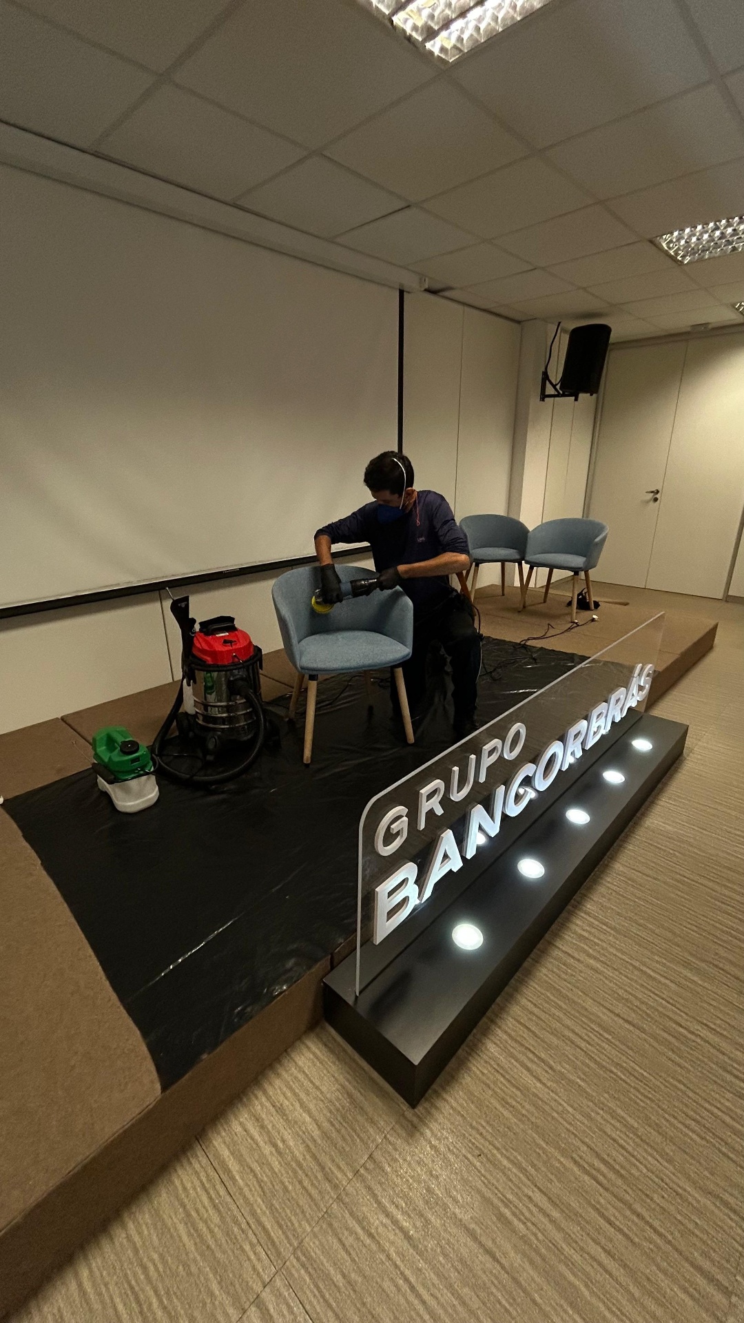 Manutenção de cadeiras estofadas em espaço de eventos